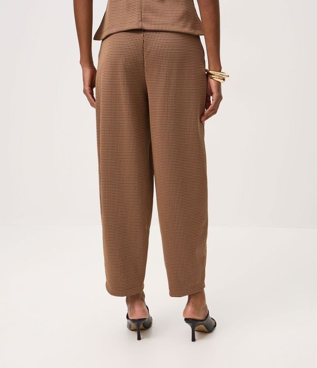 Pantalón Barrel en Punto Roma con Estampado de Cuadros 5