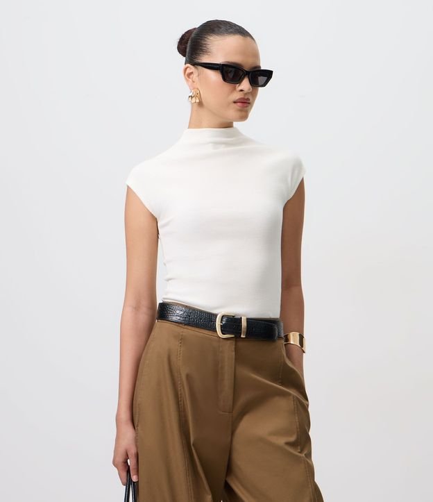 Blusa en Rib con Cuello Alto y Hombros Amplios
