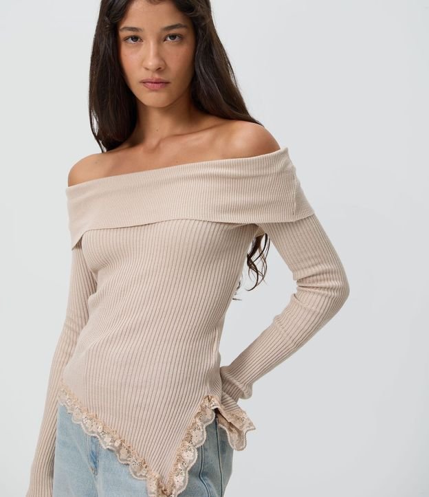 Blusa Hombro a Hombro en Punto Canelado con Bajo Asimétrico de Encaje
