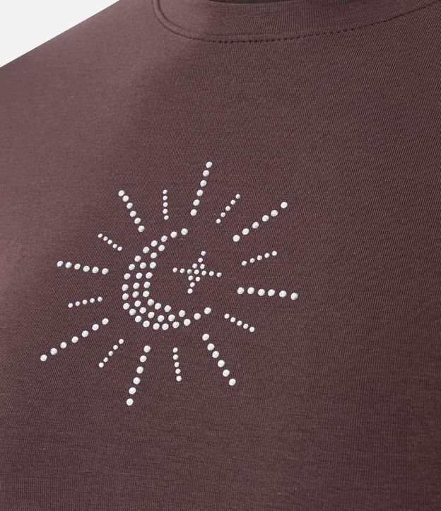 Remera Baby Tee con Aplicación de Brillos en Sol Místico 6