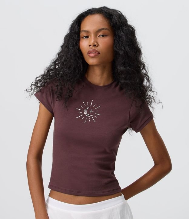 Remera Baby Tee con Aplicación de Brillos en Sol Místico 1