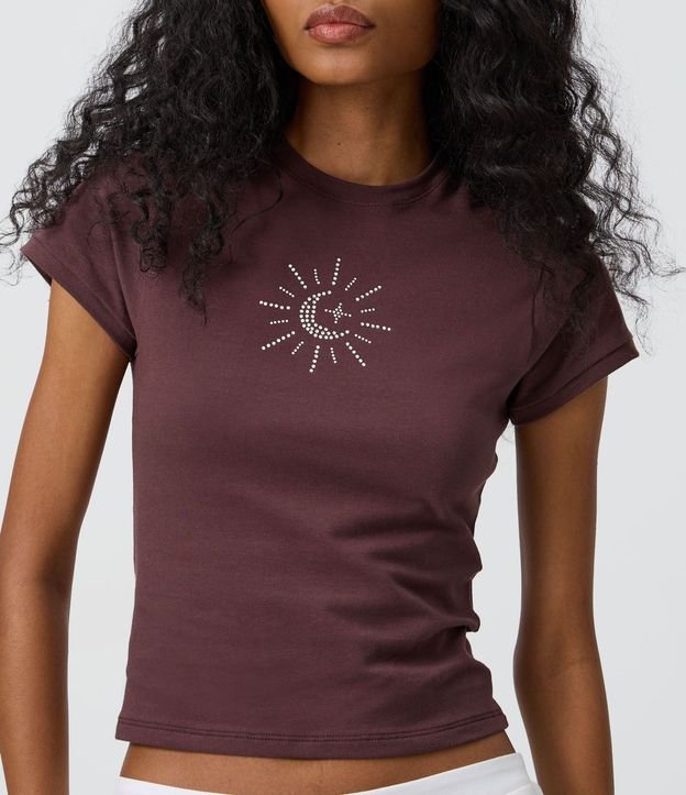 Remera Baby Tee con Aplicación de Brillos en Sol Místico 3