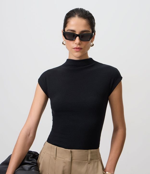 Blusa en Rib con Cuello Alto y Hombros Amplios