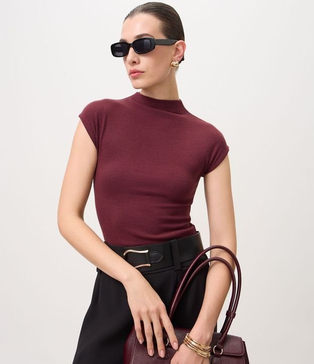 Blusa en Rib con Cuello Alto y Hombros Amplios