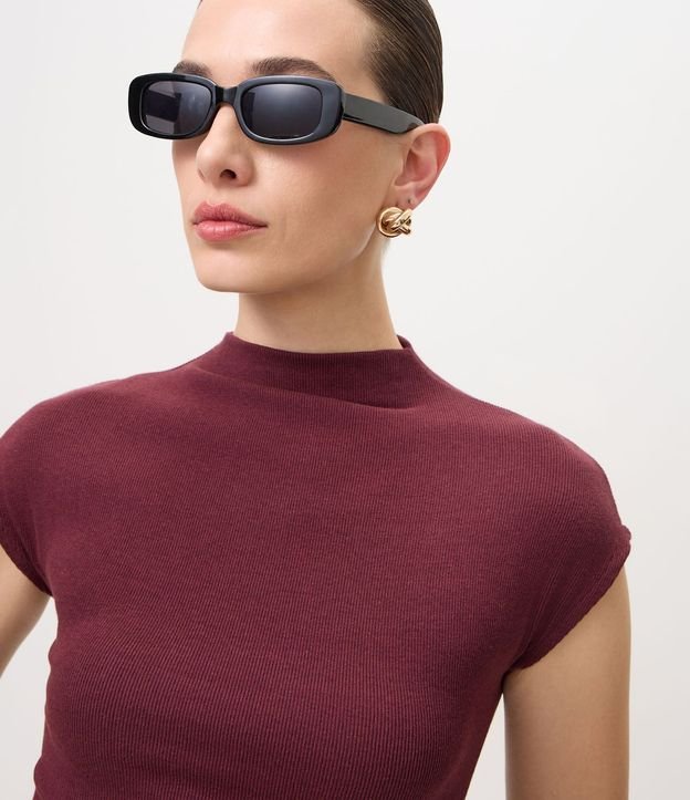 Blusa en Rib con Cuello Alto y Hombros Amplios 3