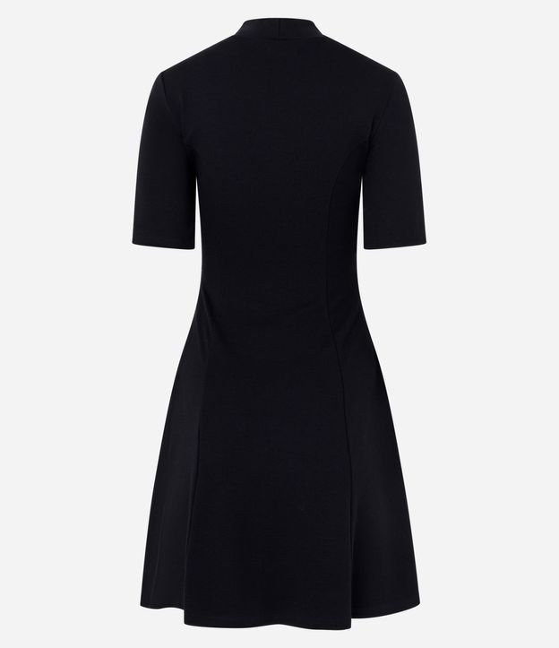 Vestido en Viscosa Evasê con Cinturón Fino y Cuello Alto 6