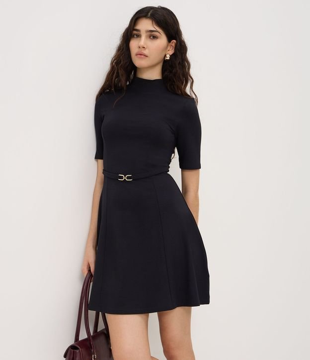 Vestido en Viscosa Evasê con Cinturón Fino y Cuello Alto