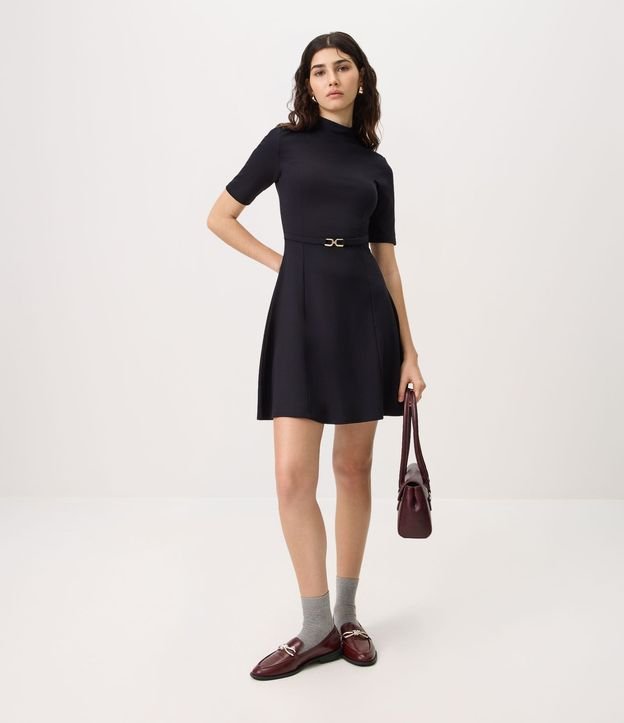 Vestido en Viscosa Evasê con Cinturón Fino y Cuello Alto 2