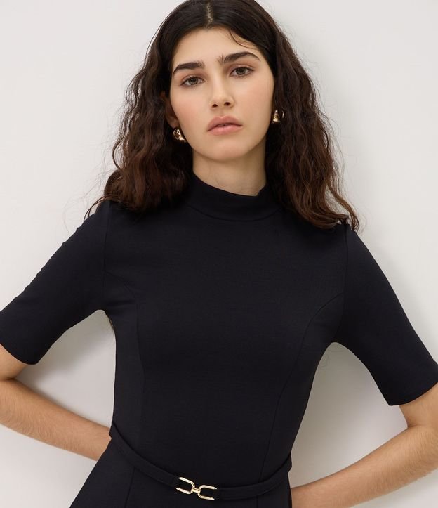 Vestido en Viscosa Evasê con Cinturón Fino y Cuello Alto 3