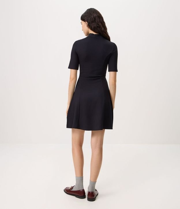Vestido en Viscosa Evasê con Cinturón Fino y Cuello Alto 4