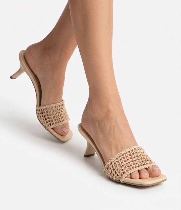 Sandalia Mule en PU con Gáspea Tramada y Salto Kitten Heel 1