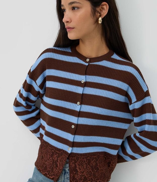 Cardigan en Punto Listrado con Detalle de Encaje en el Bajo 3
