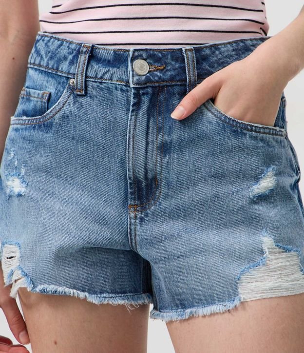 Short en Jeans con Terminación Deshilachada y Rotos 4