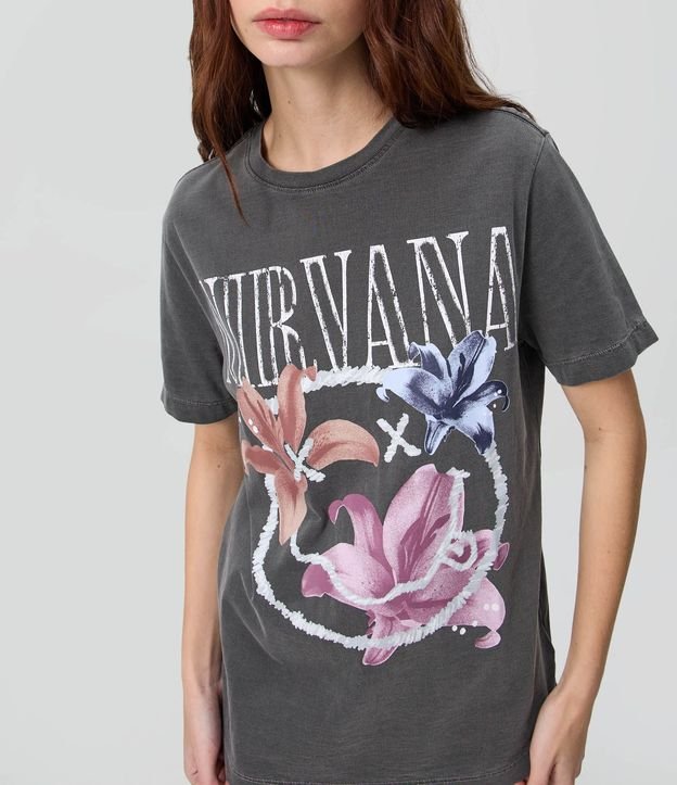 Remera Desteñida en Algodón con Estampa de Nirvana con Flores 3