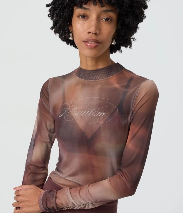 Blusa en Tule con Estampa Abstracta y Lettering "Requiem" Brilloso