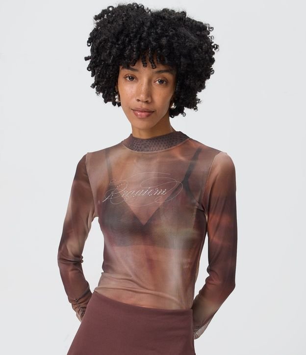 Blusa en Tule con Estampa Abstracta y Lettering "Requiem" Brilloso 3