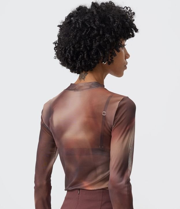 Blusa en Tule con Estampa Abstracta y Lettering "Requiem" Brilloso 4
