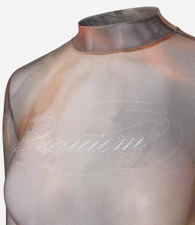 Blusa en Tule con Estampa Abstracta y Lettering "Requiem" Brilloso 6
