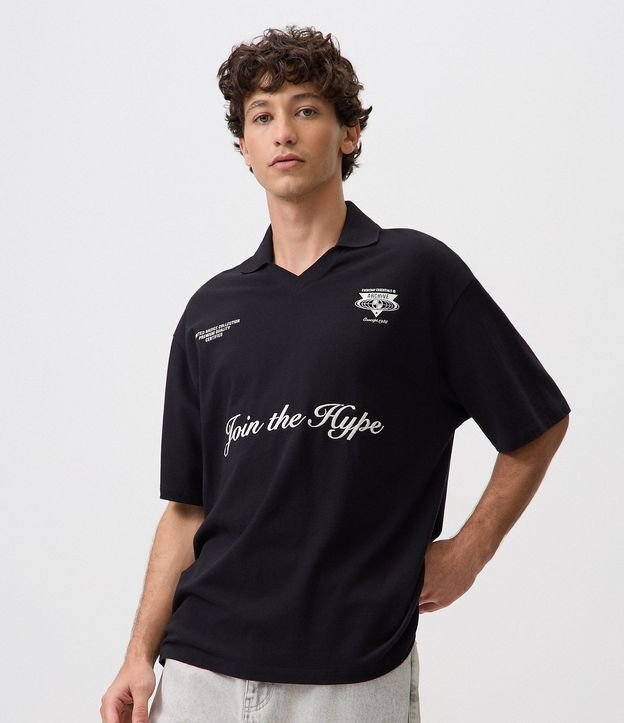 Remera Boxy con Cuello Polo y Lettering Join The Hype 1
