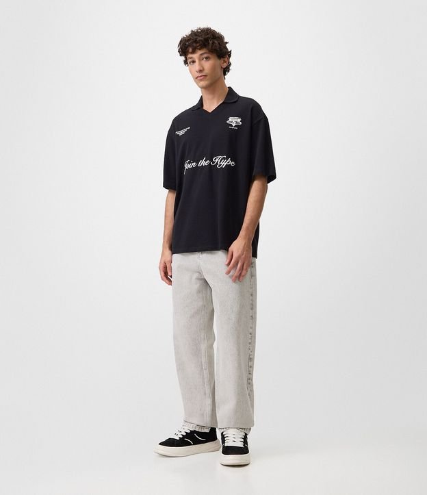 Remera Boxy con Cuello Polo y Lettering Join The Hype 2