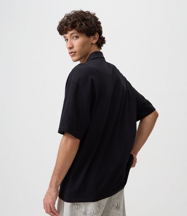 Remera Boxy con Cuello Polo y Lettering Join The Hype 3