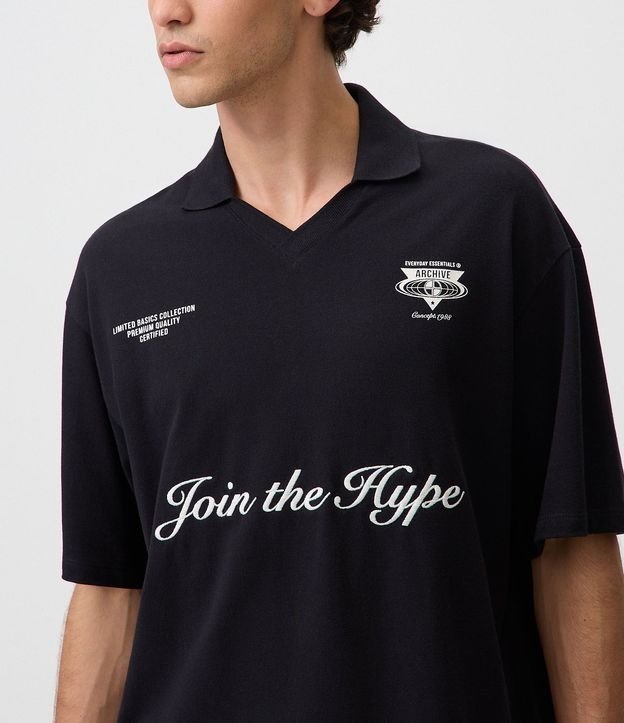 Remera Boxy con Cuello Polo y Lettering Join The Hype 4