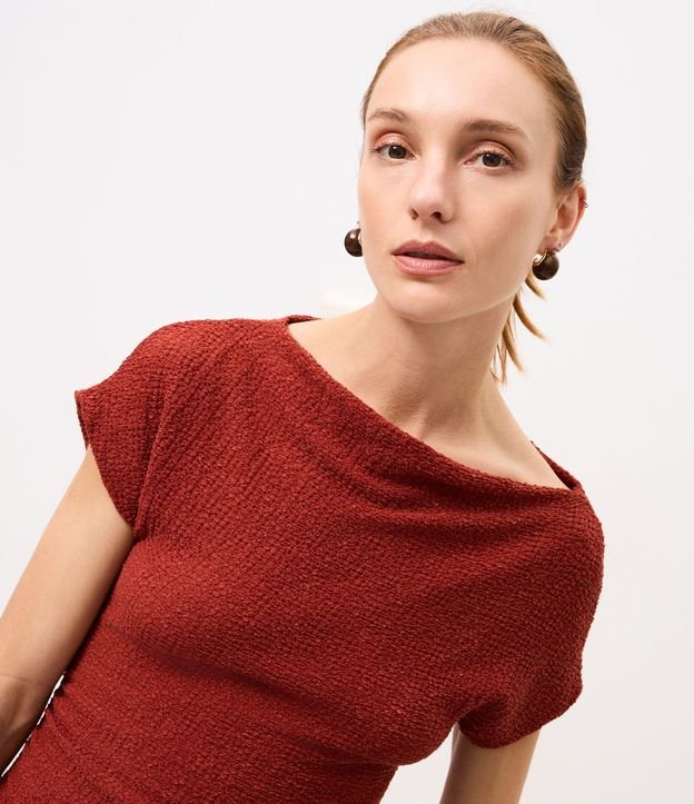 Blusa Asimétrica Texturizada con Manga Corta 2