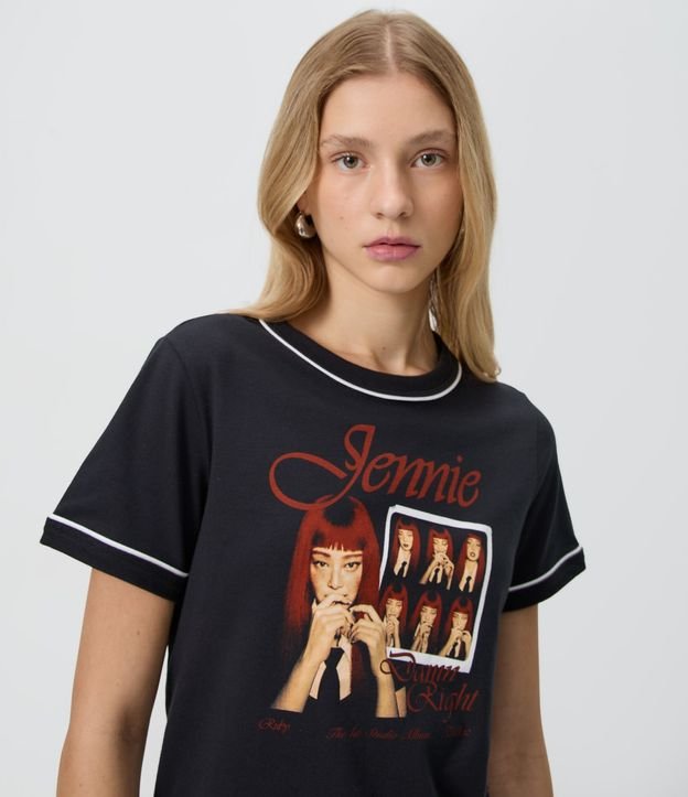 Remera con Estampado Jennie y Detalles Contrastante