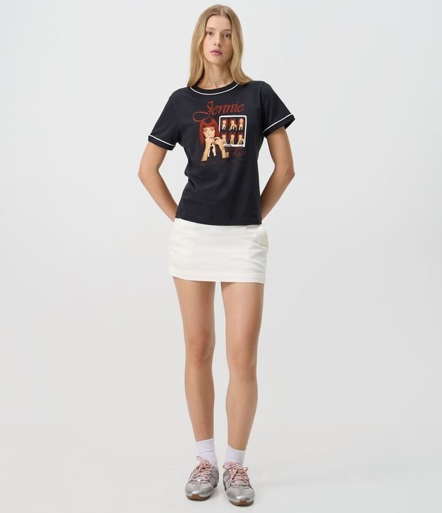 Remera con Estampado Jennie y Detalles Contrastante 2