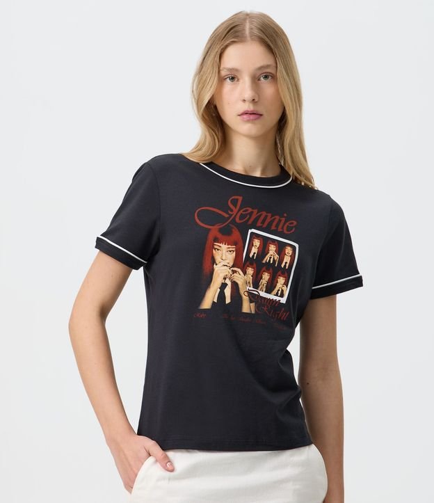 Remera con Estampado Jennie y Detalles Contrastante 3