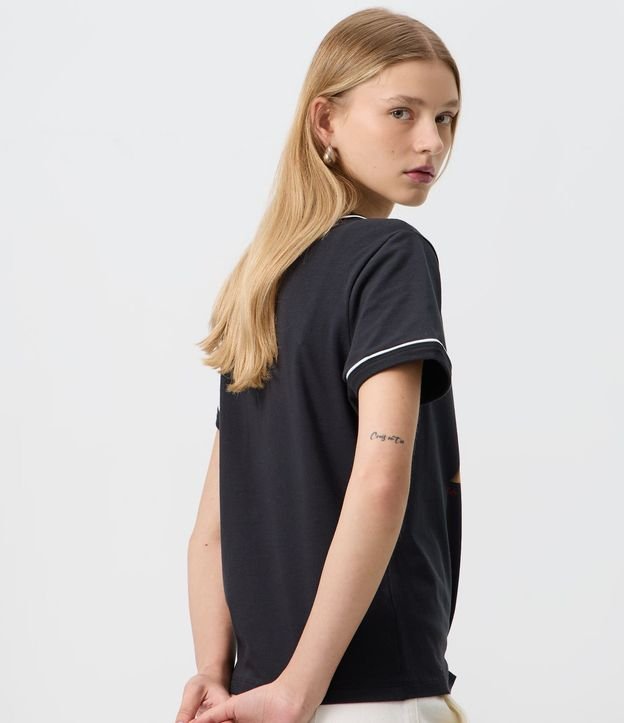 Remera con Estampado Jennie y Detalles Contrastante 4