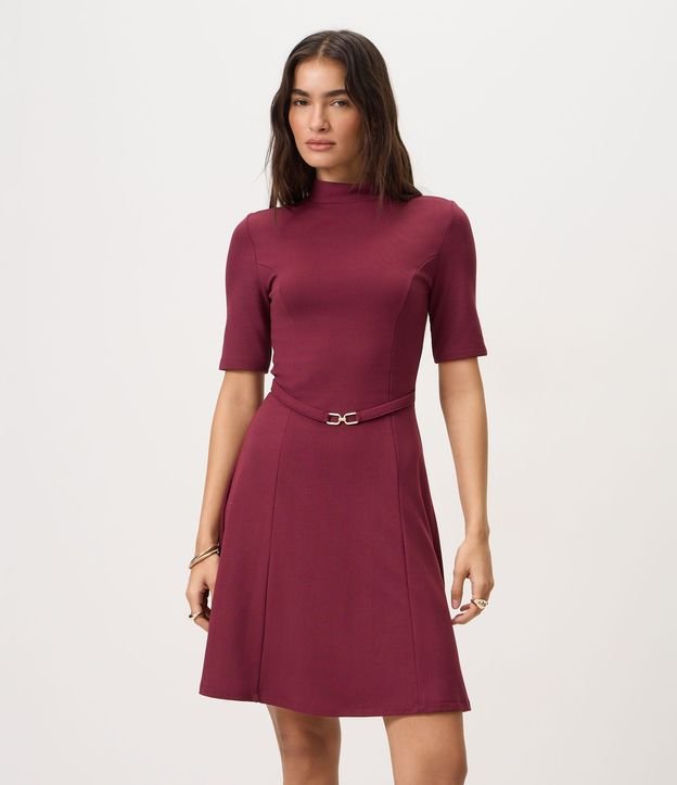 Vestido en Viscosa Evasê con Cinturón Fino y Cuello Alto