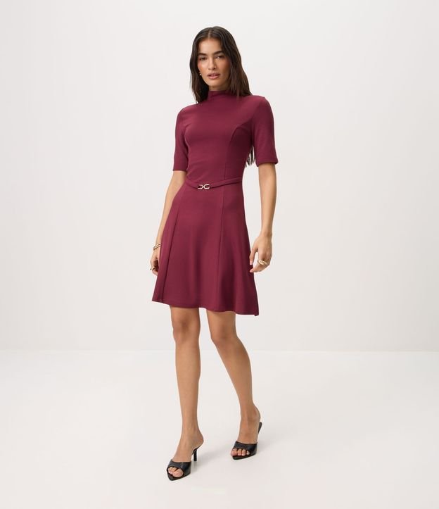 Vestido en Viscosa Evasê con Cinturón Fino y Cuello Alto 2