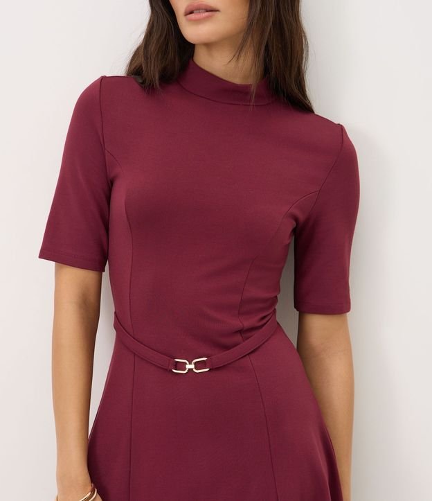 Vestido en Viscosa Evasê con Cinturón Fino y Cuello Alto 3