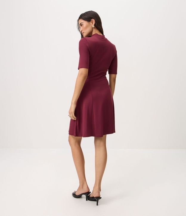 Vestido en Viscosa Evasê con Cinturón Fino y Cuello Alto 4