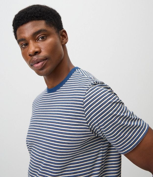 Remera en Algodón Peruano con Rayas horizontales y Cuello Contrastante 4