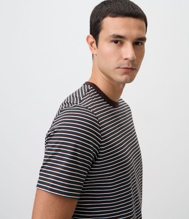 Remera en Algodón Peruano con Rayas Horizontales y Cuello Contrastante 4