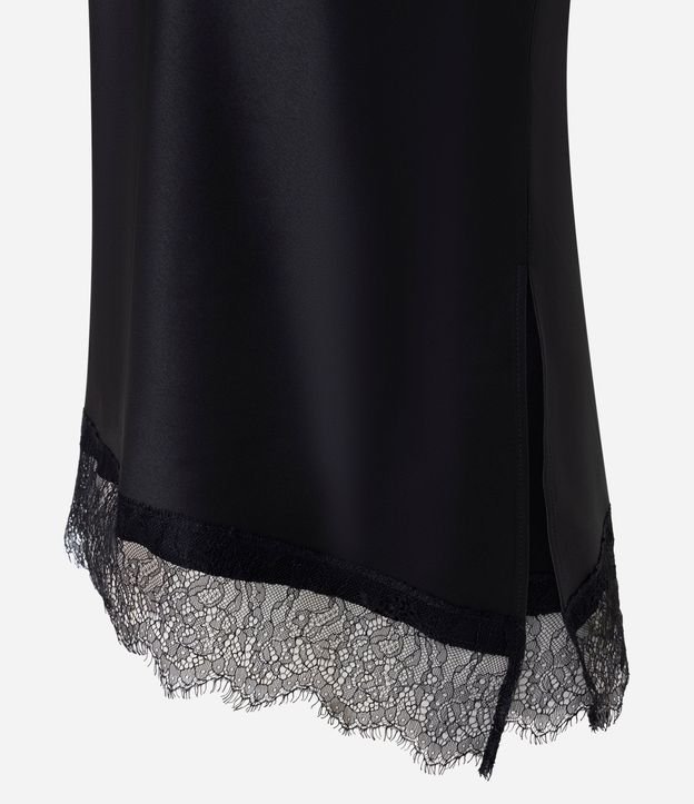 Blusa Satinada con Cuello Alto y Bajo Asimétrica de Encaje 2
