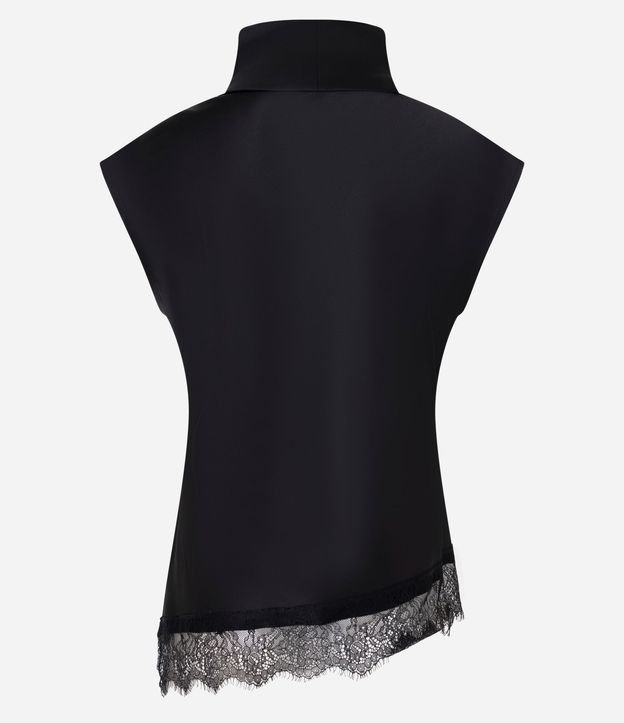 Blusa Satinada con Cuello Alto y Bajo Asimétrica de Encaje 3
