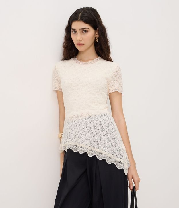Blusa en Encaje con Bajo Asimétrico