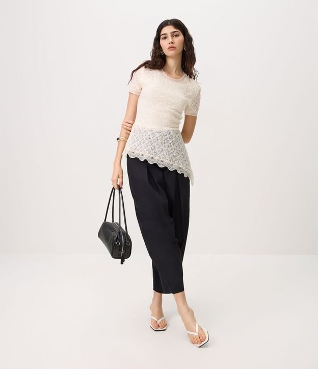 Blusa en Encaje con Bajo Asimétrico 2