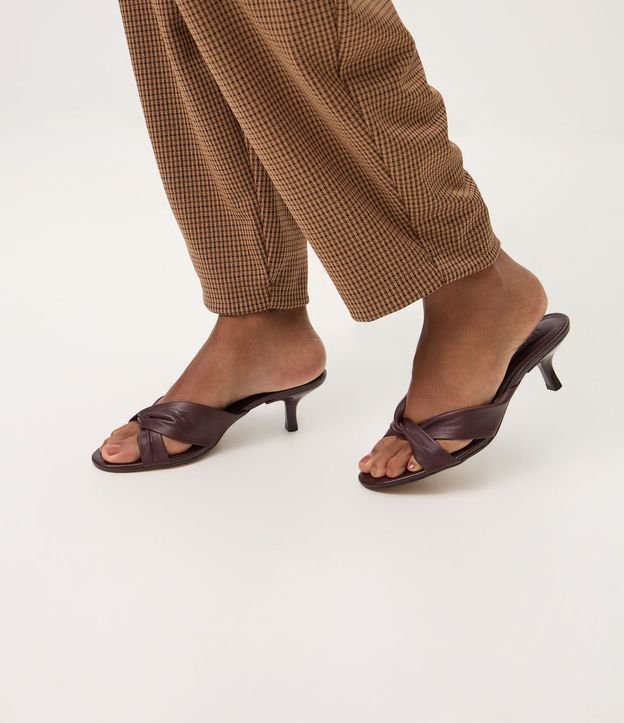 Sandalia Mule en Cuero con Nudo y Salto Kitten Heel 5