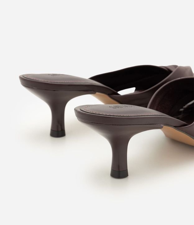 Sandalia Mule en Cuero con Nudo y Salto Kitten Heel 3