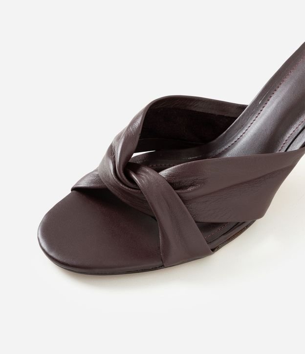 Sandalia Mule en Cuero con Nudo y Salto Kitten Heel 4