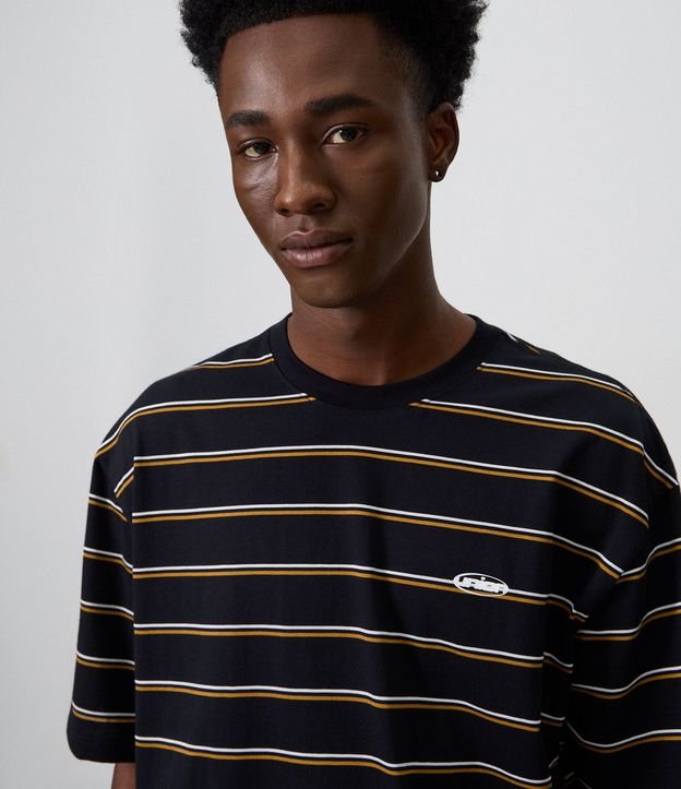Remera Relaxed en Algodón con Rayas Finas y Bordado 4