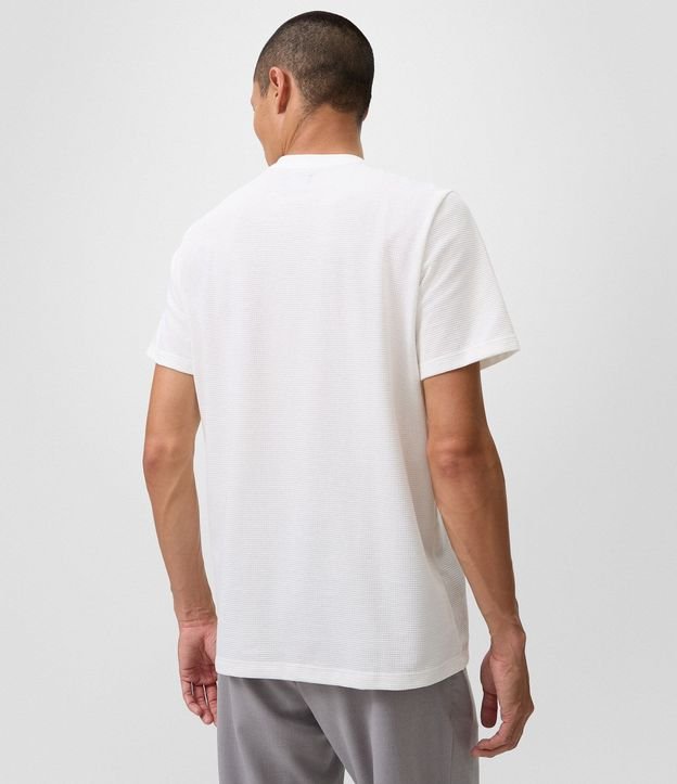 Remera Slim con Cuello Henley y Textura Piquet 3