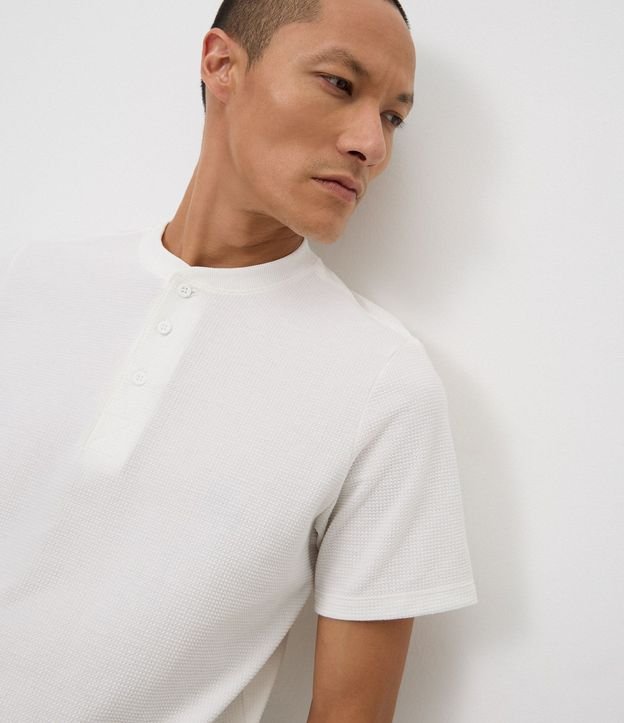 Remera Slim con Cuello Henley y Textura Piquet 4