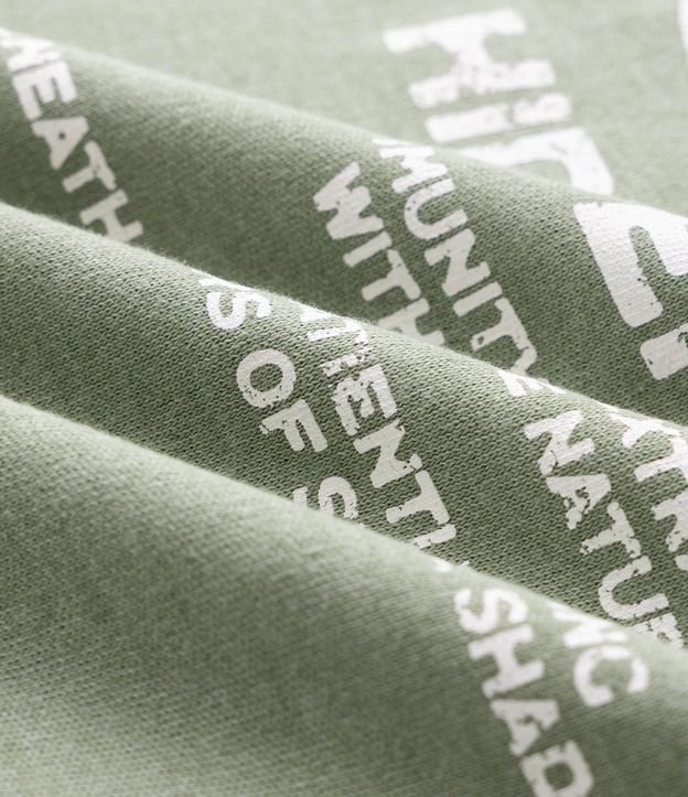 Remera Comfort con Lettering Hidden Wonders Outdoor 3