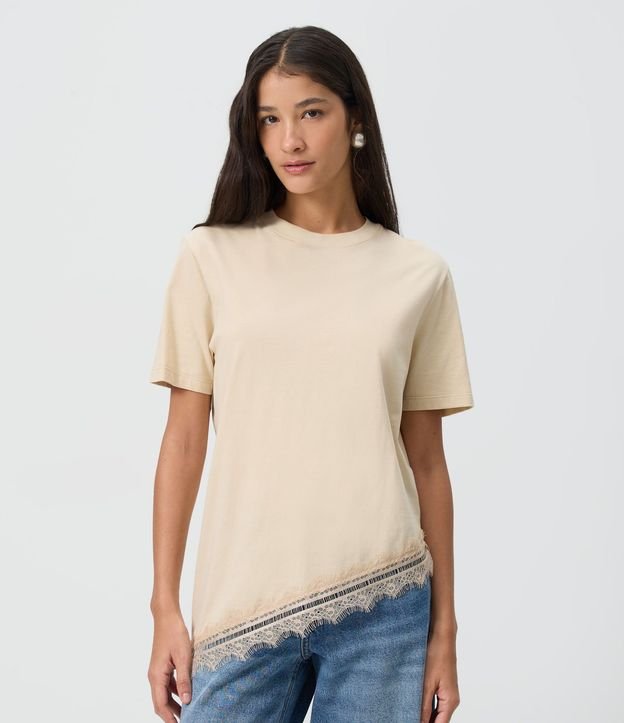 Remera Alargada en Algodón con Ruedo Asimétrico en Encaje