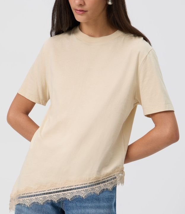 Remera Alargada en Algodón con Ruedo Asimétrico en Encaje 3